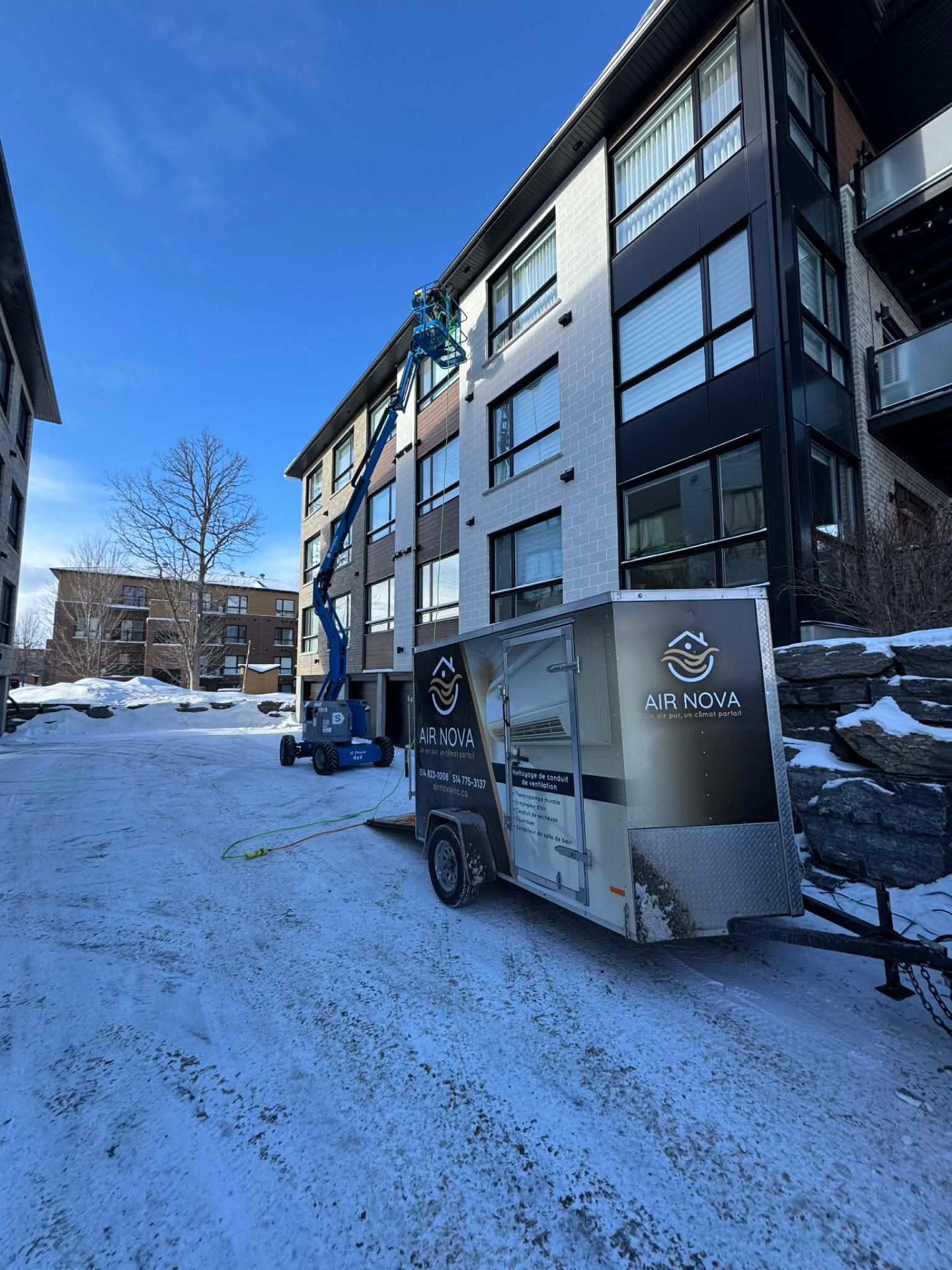Intervention Air Nova en hiver sur un immeuble à condos avec nacelle